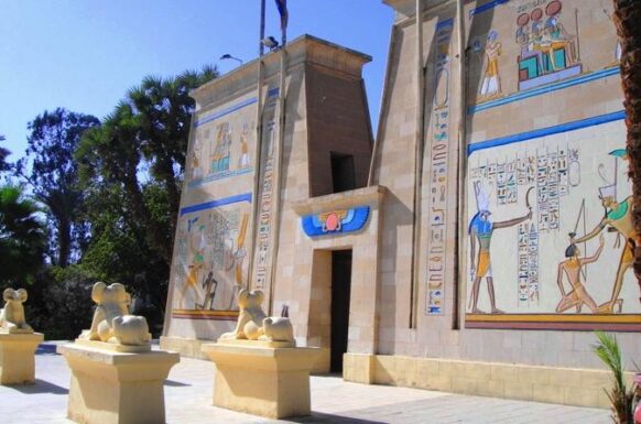 village pharaonique du Caire