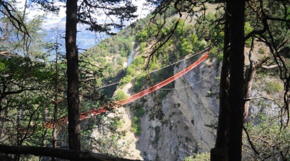 saut à l'élastique Niouc Bridge en Suisse