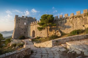 explorez le château vénitien de zakynthos, un trésor historique en grèce, et découvrez son architecture fascinante, son histoire riche et ses vues imprenables sur l'île.