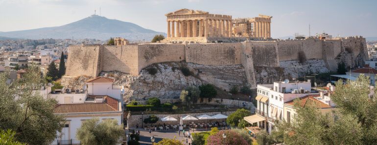 découvrez les 25 incontournables à ne pas manquer lors de votre visite à athènes, grèce. explorez les sites historiques, culturels et les trésors cachés de la capitale grecque pour une expérience inoubliable.